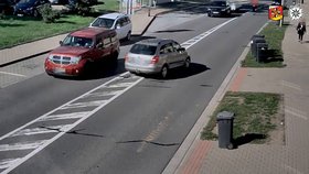 Řidič na Královéhradecku kličkoval po silnici a pokračoval v jízdě i bez pneumatiky.