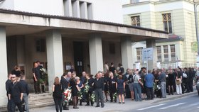 Pohřeb rodiny, která tragicky přišla o život po střetu s vlakem na přejezdu v Černožicích.
