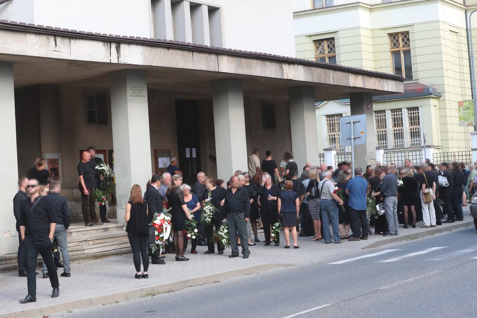 Pohřeb rodiny, která tragicky přišla o život po střetu s vlakem na přejezdu v Černožicích.