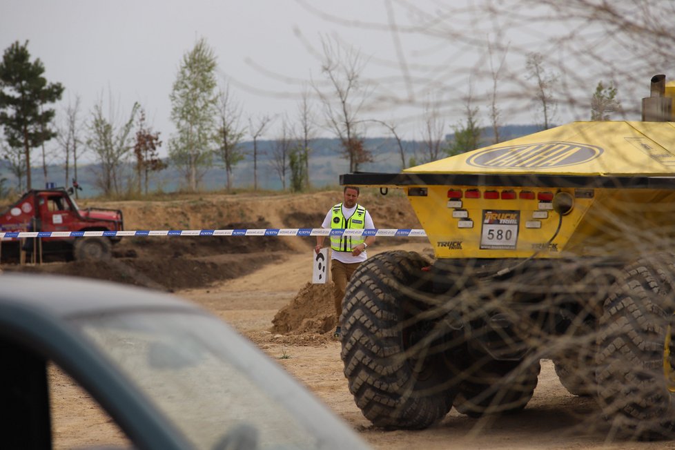 Během mistrovství ČR nákladních vozidel v extrémním terénu, tzv. Truck Trial v Černuci zemřelo dítě.