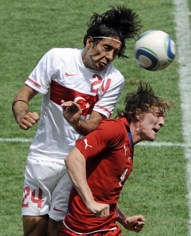 Milan Černý v souboji s Turkem Emrem Gungorem. Milan Černý v souboji s Turkem Emrem Gungorem.