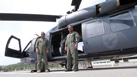 Američtí piloti (zleva) Nelson Herrera a Eddie Rodriguez přiletěli do Brna s vrtulníkem Sikorsky UH-60A Black Hawk.