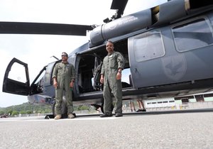 Američtí piloti (zleva) Nelson Herrera a Eddie Rodriguez přiletěli do Brna s vrtulníkem Sikorsky UH-60A Black Hawk.