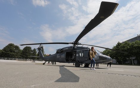 Sikorsky UH-60A Black Hawk je středně těžký vrtulník dlouhý 19,76 metrů, rozpětí rotoru má 16,36 metrů, šířka jeho těla je 2,36 metrů a na výšku má 5 metrů.