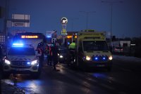Potyčku dvou mužů na Černém Mostě (51 a 39) ukončila dopravní nehoda. Oba skončili v nemocnici