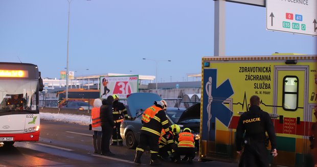 Na Černém Mostě srazil jedoucí vůz chodce. Nehodě předcházela šarvátka s jiným mužem. Oba nakonec skončili v nemocnici. (13. února 2021)