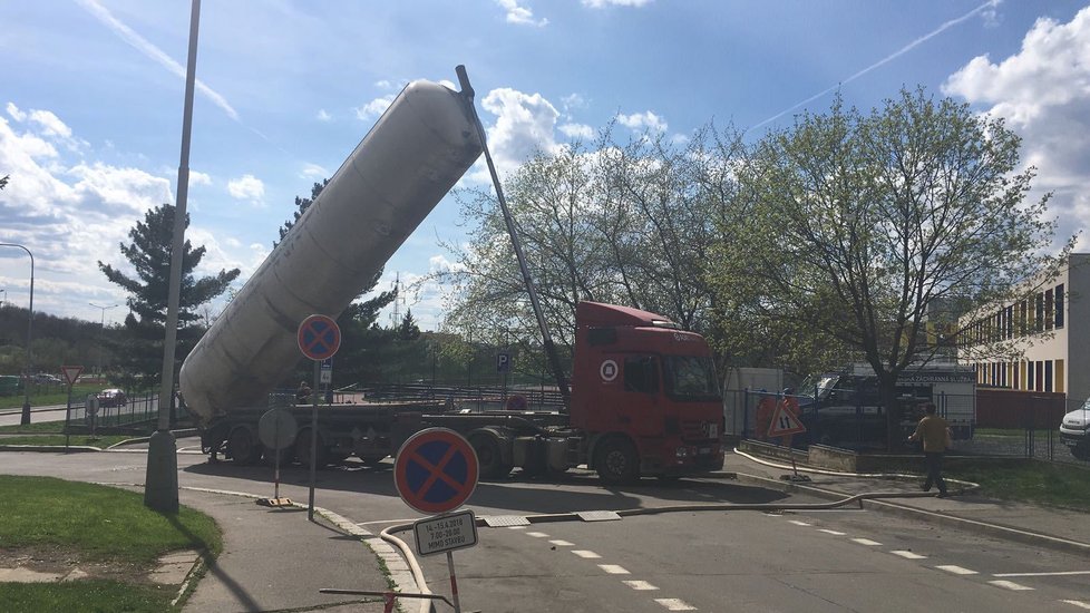 Dělníci zalili díru po propadu půdy u základní školy na Černém Mostě.