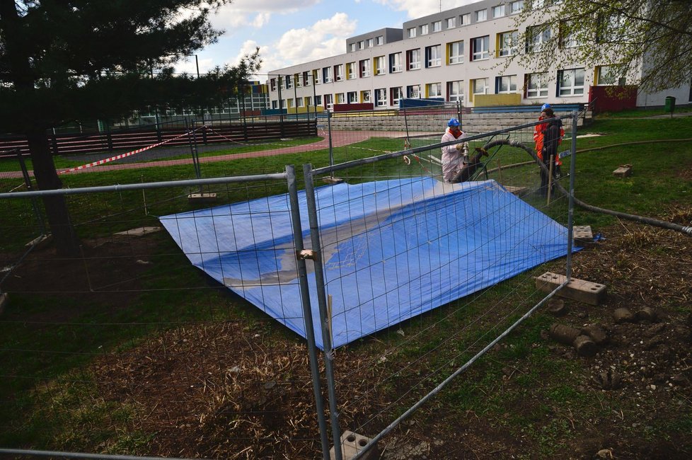 Dělníci zalili díru po propadu půdy u základní školy na Černém Mostě.