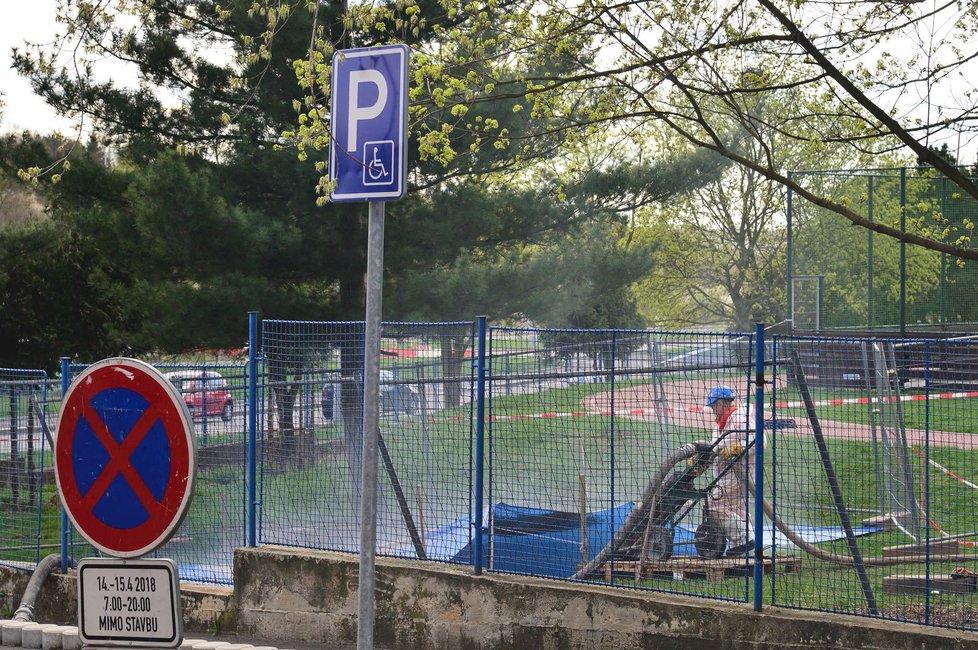 Dělníci zalili díru po propadu půdy u základní školy na Černém Mostě.