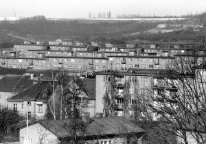 Sídliště Hloubětín ze stráně nad ulicí V Chaloupkách (1984)