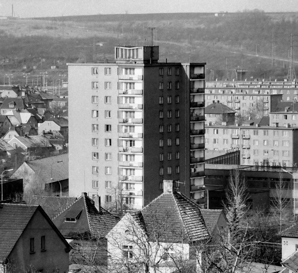 Sídliště Hloubětín ze stráně nad ulicí V Chaloupkách   z roku 1980.