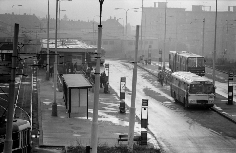 V roce 1974 se Praha rozrostla do nynějších hranic. Nicméně mezi Hloubětínem a Horními Počernicemi či Běchovicemi zela víceméně prázdnota, kterou až později nahradilo sídliště Černý Most. Hlavní způsob dopravy představovaly tehdy autobusy a tramvaje, jak je zachyceno na fotografii tramvajové smyčky a autobusového terminálu Lehovec z roku 1980. Tramvaje zde mají konečnou dodnes.