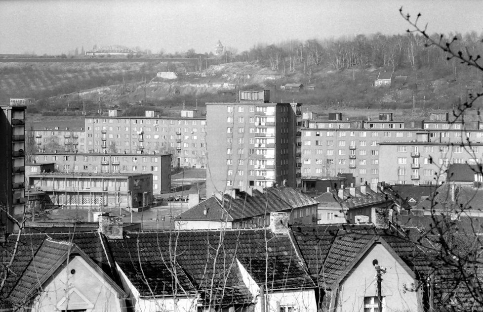 Sídliště Hloubětín ze stráně nad ulicí V Chaloupkách (1980).