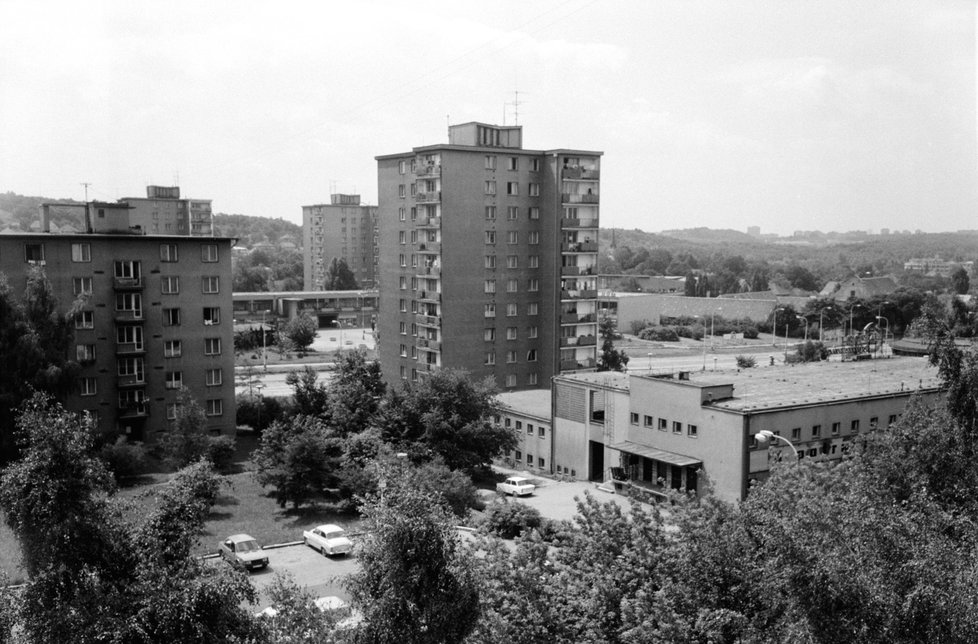 Potraviny a nákupní centrum u Poděbradské ulice (1988).