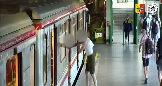 Cizinec v metru napadl ženu, dalšího cestujícího skopal. Oba skončili v nemocnici. Policie hledá svědky napadení. (4. července 2021)