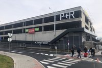Město na Černém Mostě otevřelo nové záchytné parkoviště: Řidiči za parkování zaplatí za den 50 Kč