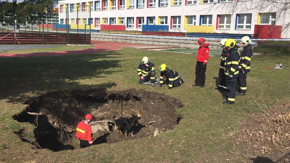 Hasiči na Velikonoční pondělí zasahují na Černém Mostě.