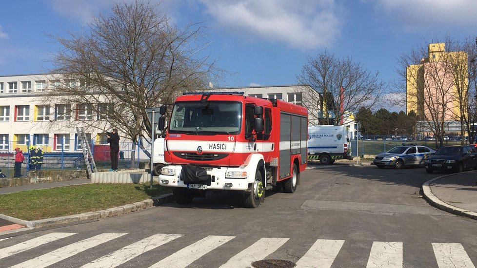 Hasiči a policisté zasahovali na Černém Mostě u propadu stropu protiatomového krytu.