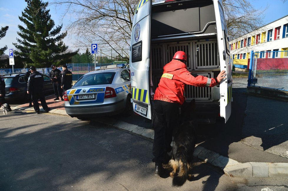 Hasiči a policisté zasahovali na Černém Mostě u propadu stropu protiatomového krytu.