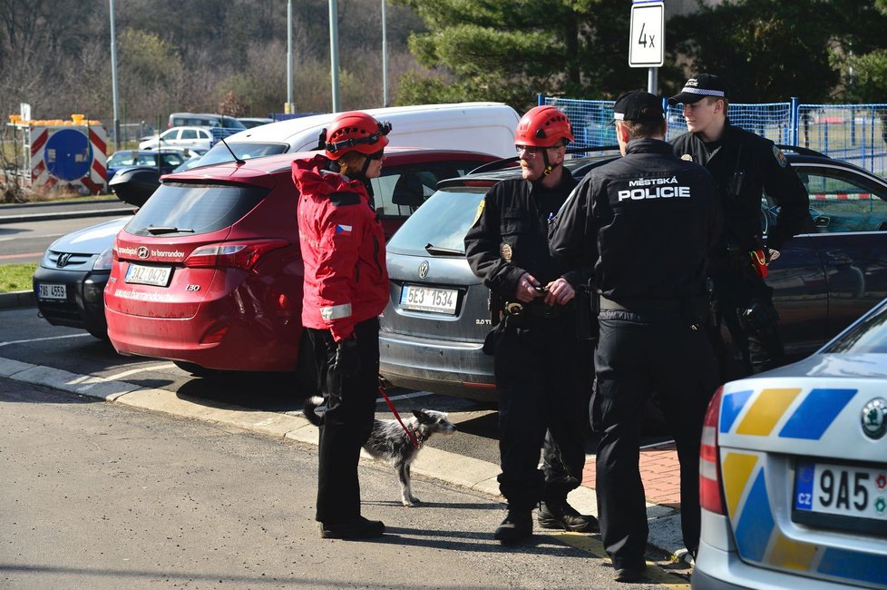 Hasiči a policisté zasahovali na Černém Mostě u propadu stropu protiatomového krytu.