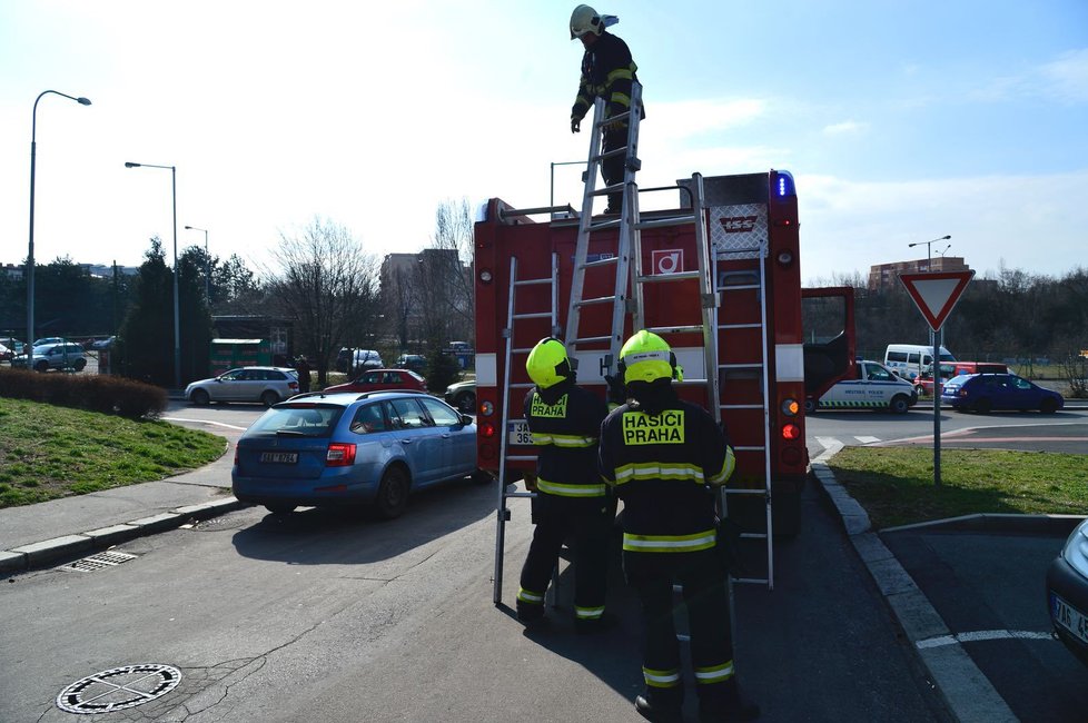 Hasiči a policisté zasahovali na Černém Mostě u propadu stropu protiatomového krytu.