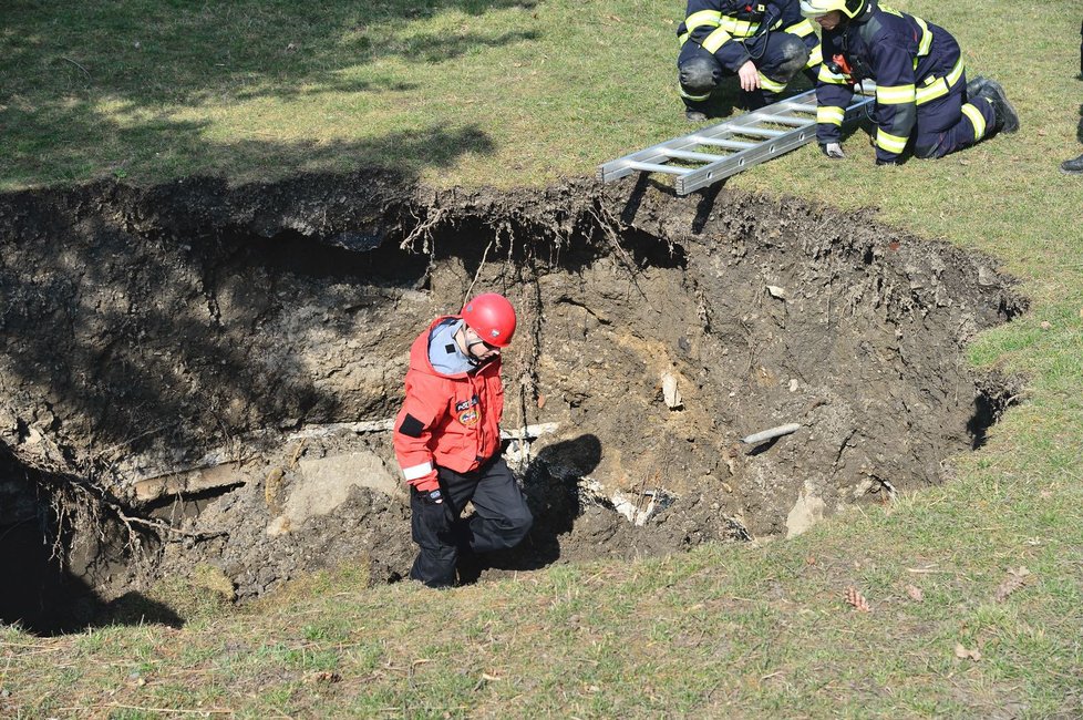 Hasiči a policisté zasahovali na Černém Mostě u propadu stropu protiatomového krytu.