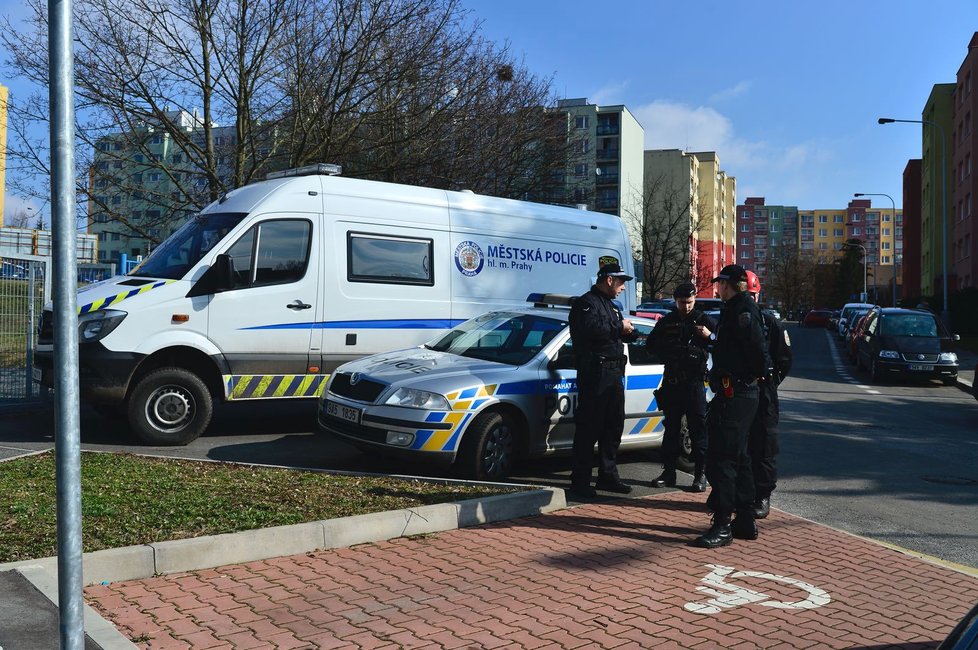 Hasiči a policisté zasahovali na Černém Mostě u propadu stropu protiatomového krytu.