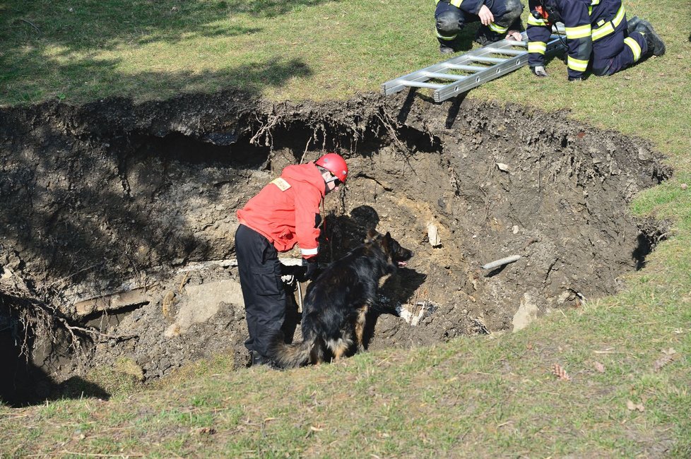 Hasiči a policisté zasahovali na Černém Mostě u propadu stropu protiatomového krytu.