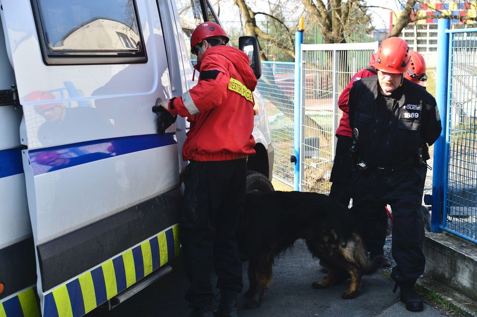 Hasiči a policisté zasahovali na Černém Mostě u propadu stropu protiatomového krytu.