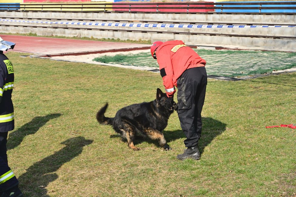 Hasiči a policisté zasahovali na Černém Mostě u propadu stropu protiatomového krytu.