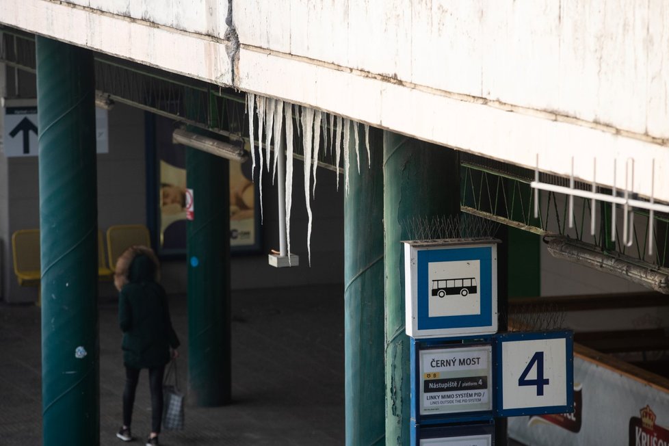 Na zchátralém terminále Černý most se objevily pořádné rampouchy. TSK je na výzvu Blesku urychleně odstranila. (foto z ledna 2021)