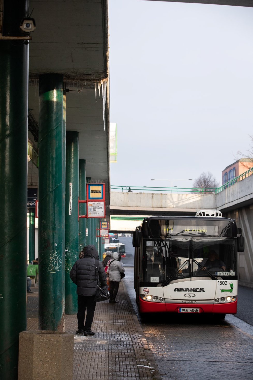 Na zchátralém terminále Černý most se objevily pořádné rampouchy. TSK je na výzvu Blesku urychleně odstranila. (foto z ledna 2021)