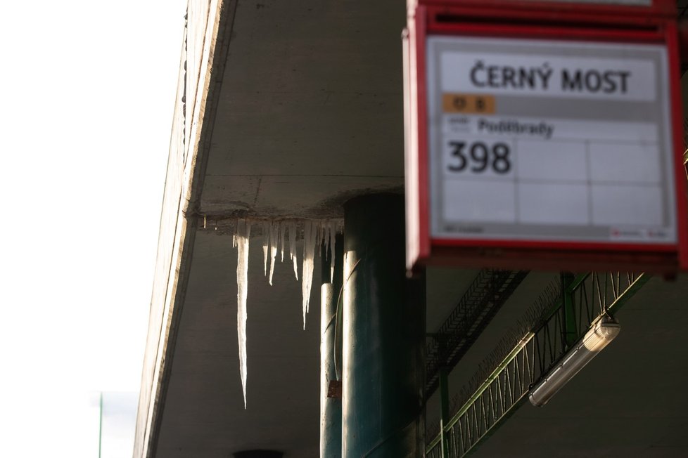 Na zchátralém terminále Černý most se objevily pořádné rampouchy. TSK je na výzvu Blesku urychleně odstranila. (foto z ledna 2021)