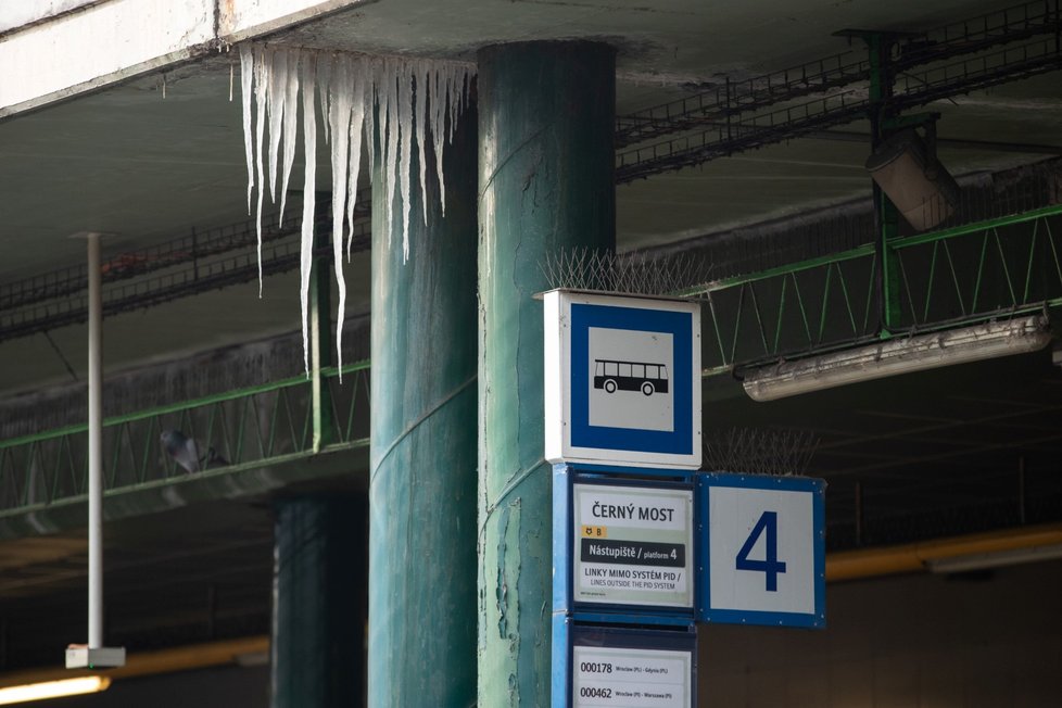 Na zchátralém terminále Černý most se objevily pořádné rampouchy. TSK je na výzvu Blesku urychleně odstranila. (foto z ledna 2021)