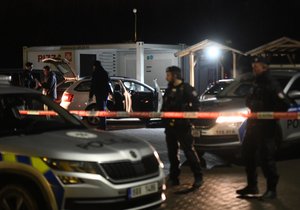 Policisté zadrželi podezřelého z vraždy. Na Černé Mostě měl vyhodit mrtvolu v auta rozvážkové služby a ujet. (22. listopadu 2022)