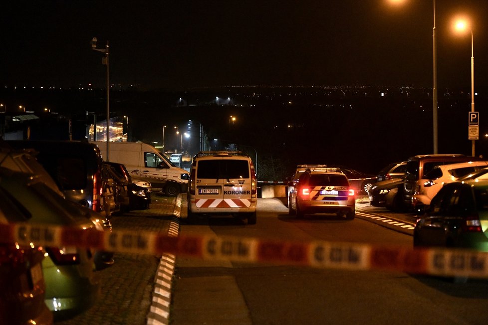 Policisté zadrželi podezřelého z vraždy. Na Černém Mostě měl vyhodit mrtvolu v auta rozvážkové služby a ujet. (22. listopadu 2022)