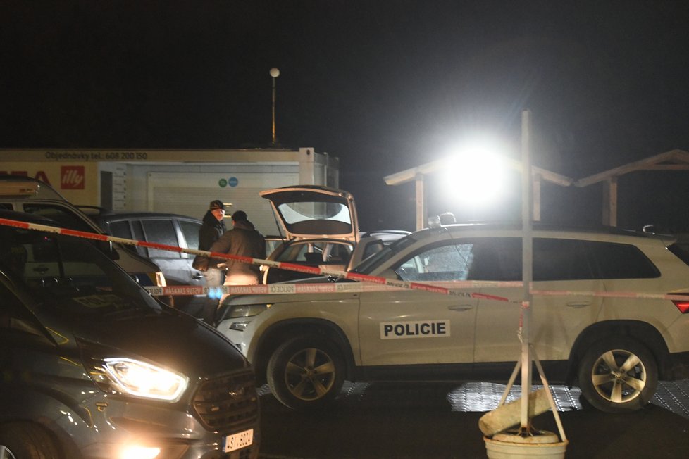 Policisté zadrželi podezřelého z vraždy. Na Černém Mostě měl vyhodit mrtvolu v auta rozvážkové služby a ujet. (22. listopadu 2022)