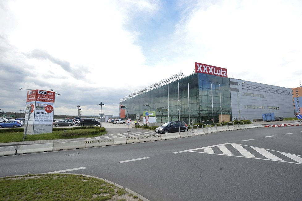 Několik metrů od obchodního domu IKEA otevře XXXLutz. Pro nový obchod byla využita budova bývalého zábavního centra.