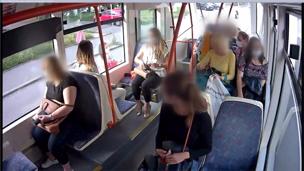 Policisté pátrají po muži v růžové košili, který na černo cestoval v brněnské tramvaji, při útěku před revizorem ho srazilo osobní auto.