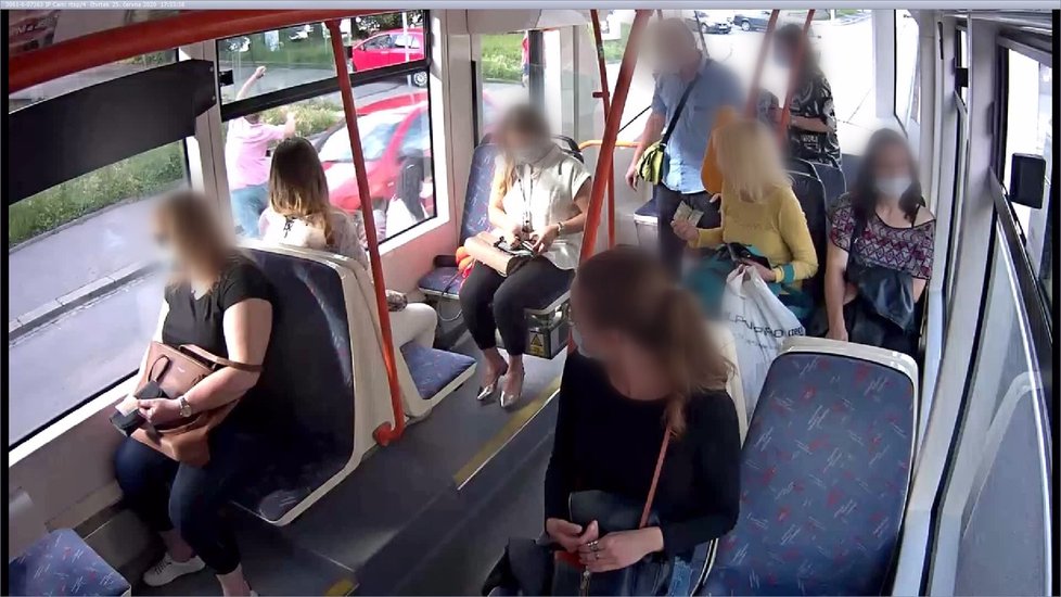 Policisté pátrají po muži v růžové košili, který na černo cestoval v brněnské tramvaji, při útěku před revizorem ho srazilo osobní auto.