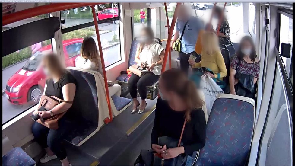 Policisté pátrají po muži v růžové košili, který na černo cestoval v brněnské tramvaji, při útěku před revizorem ho srazilo osobní auto.