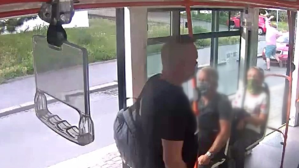 Policisté pátrají po muži v růžové košili, který na černo cestoval v brněnské tramvaji, při útěku před revizorem ho srazilo osobní auto.