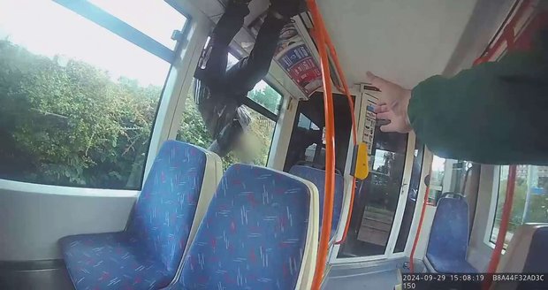 Jako akrobat se v tramvaji na staré Osadě zachoval Moldavan, kterého chtěl zkontrolovat revizor.