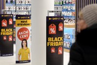 Češi utratili při Black Friday miliardy. Obchody „kouzlily“ se slevami, posvítí si na ně ČOI