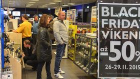 Černý pátek, fenomén slev, který do Česka „zavítal“ z Ameriky, vehnal včera do obchodů rekordní množství zákazníků.