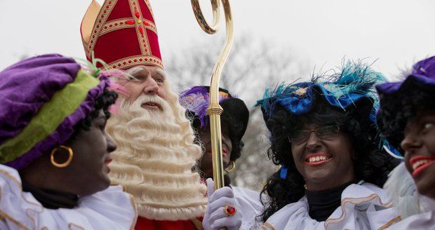 Černý Petr budí emoce. Kvůli „rasistické“ vánoční postavě vyšli extremisté do ulic