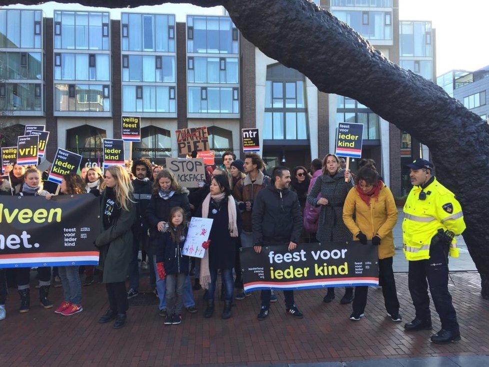 Protesty kvůli nizozemské vánoční postavě Černého Petra. Jedni lidé zobrazení podporují, podle jiných je rasistická