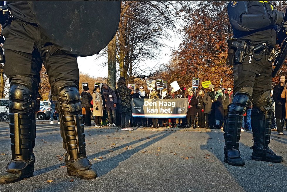 Protesty kvůli nizozemské vánoční postavě Černého Petra. Jedni lidé zobrazení podporují, podle jiných je rasistická