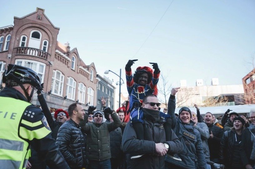 Protesty kvůli nizozemské vánoční postavě Černého Petra. Jedni lidé zobrazení podporují, podle jiných je rasistická