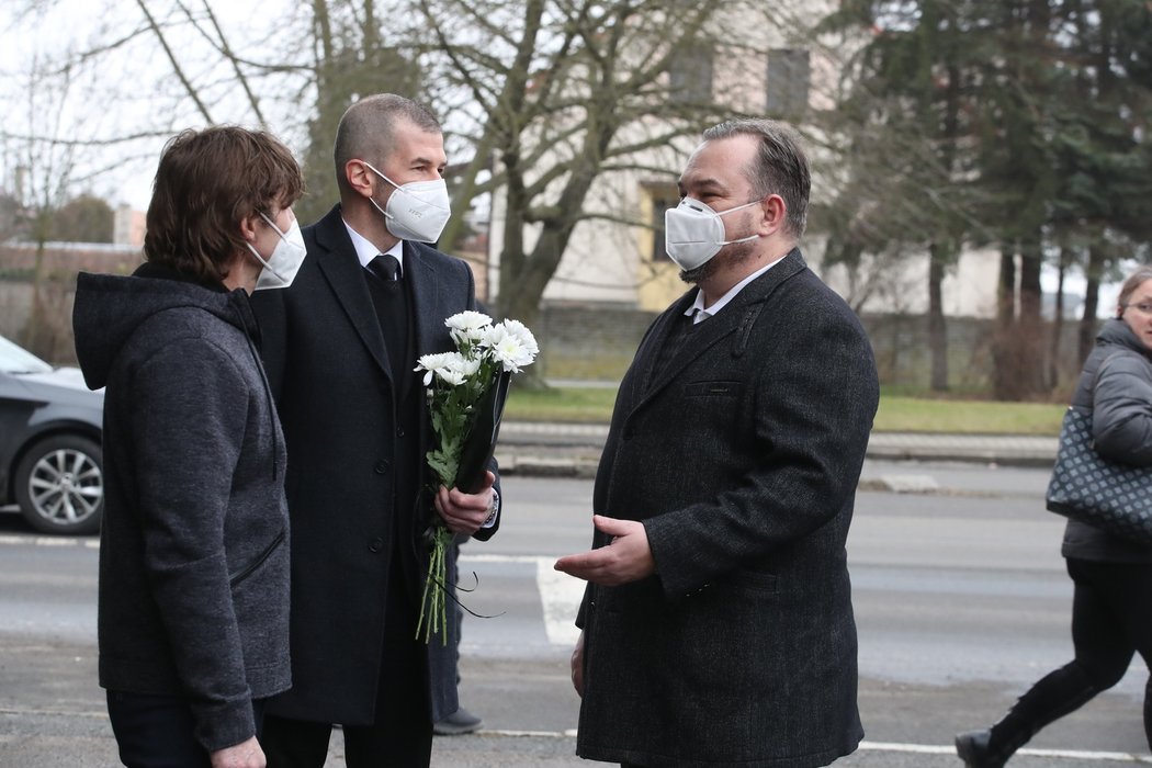 Posledního rozloučení s Otakarem Černým (†77) se účastní desítky lidí včetně známých tváří ČT Michala Dusíka či Jakuba Železného.